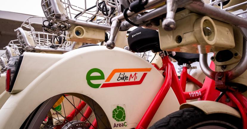bicicletta bisogni beni servizi